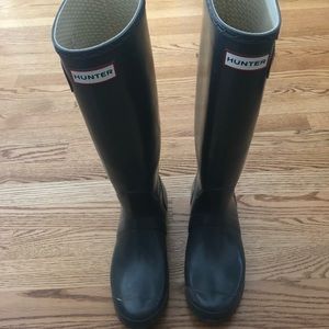 Grey hunter rain boots (bonus: black knit socks!)
